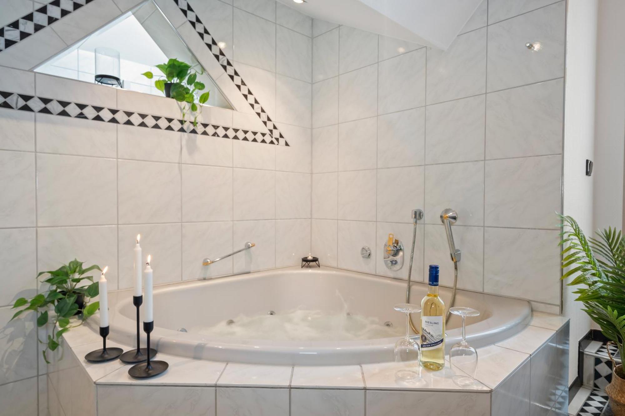 Stadtoase Fulda Mit Flair - Whirlpool, Balkon, 2Xparkplaetze, Highspeed Wlan Exterior photo