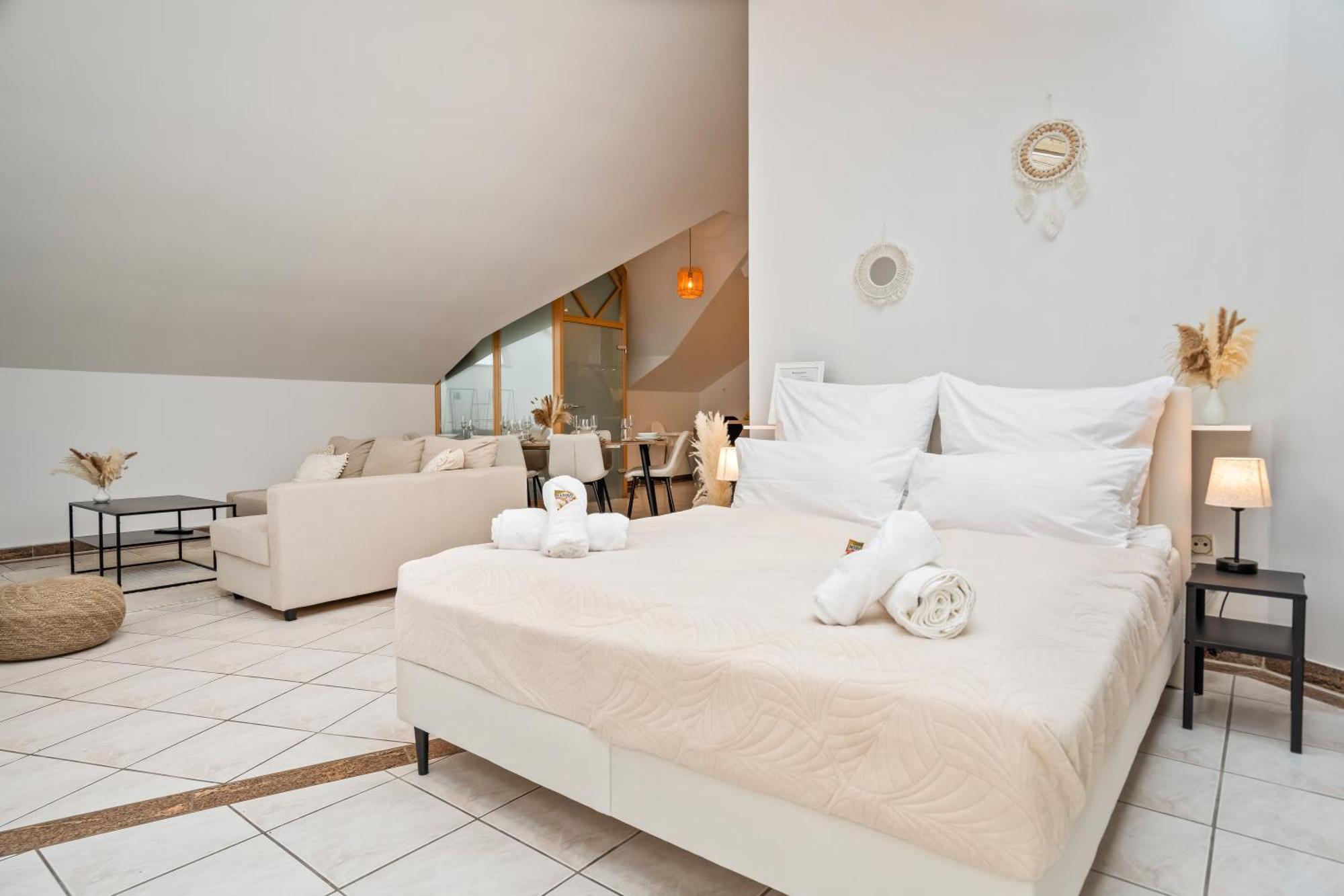 Stadtoase Fulda Mit Flair - Whirlpool, Balkon, 2Xparkplaetze, Highspeed Wlan Exterior photo